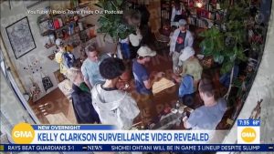 Kelly Clarkson S Dispute With Brooklyn Novelty Store Sparks Online Backlash