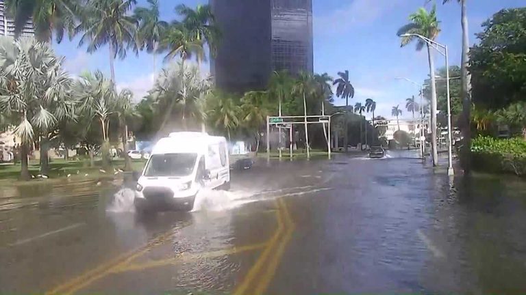 King Tides Cause Coastal Flooding And Rough Surf On West Palm Beach S S Flagler