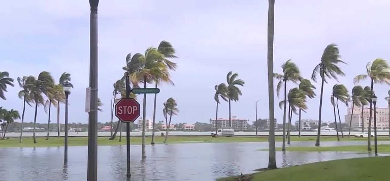King Tides Flood Flagler Drive In Downtown West Palm Beach Officials Urge Driver