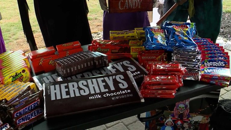 Lewiston S Mr Halloween To Hand Out Over 14 000 King Sized Candy Bars