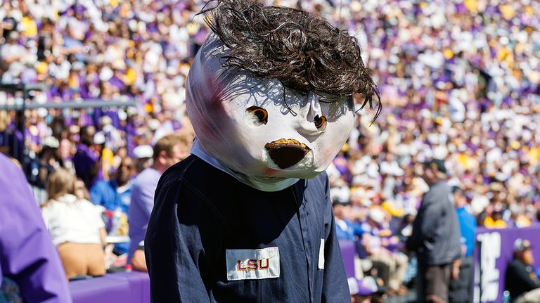 Lsu Mascot Mike The Tiger Dons Halloween Costume Staff Steps In To Keep Game Spi