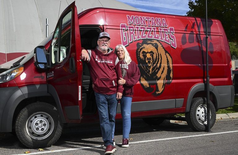 Montana Couple Drives 1 150 Miles Each Season To Missoula Grizzly Games
