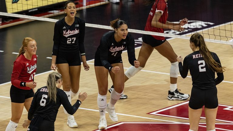 Nebraska Women S Volleyball Completes Seventh Straight Sweep Defeats Wisconsin 2