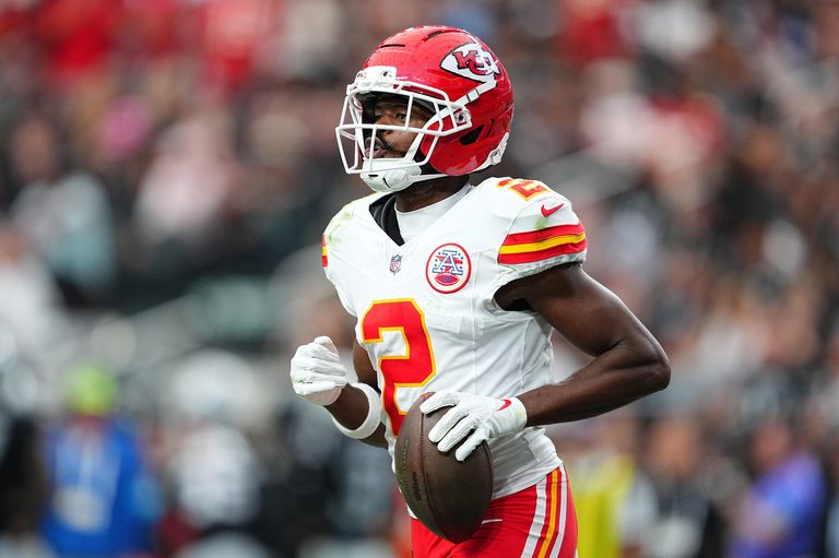 Ollie Gordon Shines For Dolphins Tyquan Thornton Dazzles For Chiefs In Week 4