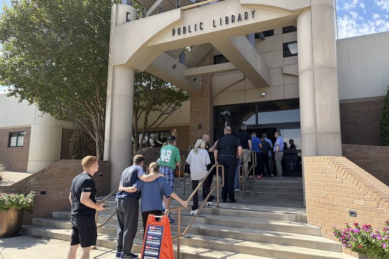 Over 4 5 Million Texans Vote Early Boosting Turnout Ahead Of Midterms