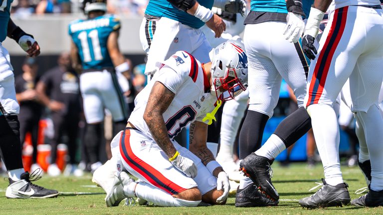 Patriots Cornerback Christian Gonzalez Out With Shoulder Injury After Week 3 Los