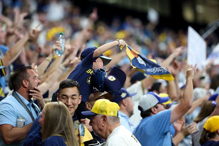 Rays Fans Acknowledge Brewers Supporters Civility After Game 3 Loss