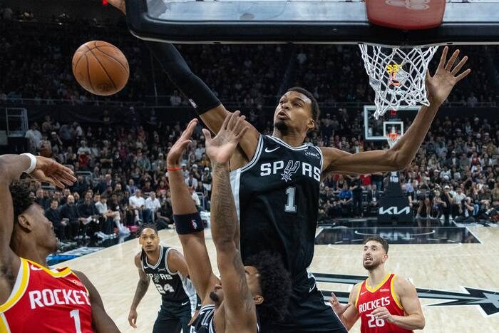 Rockets Edge Spurs 114 110 In Austin After Thompson S Late Block