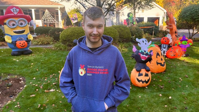 Scituate Neighbors Gather For Mike Castelli S Halloween Pumpkin Spectacular