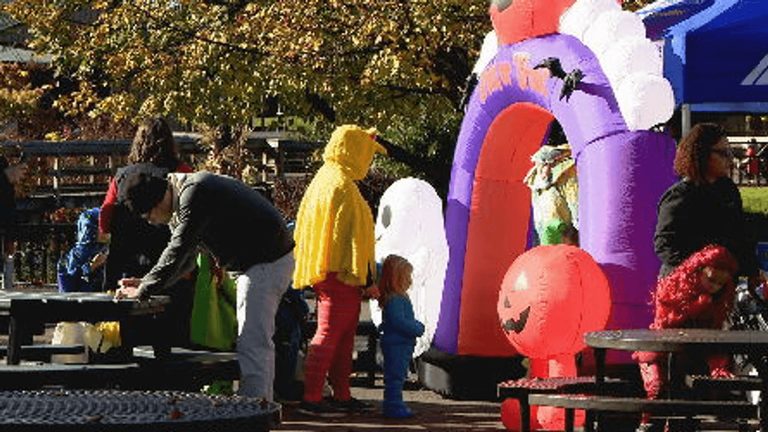 Syracuse Families Enjoy Free Halloween Fun At Rosamond Gifford Zoo S Zoo Boo