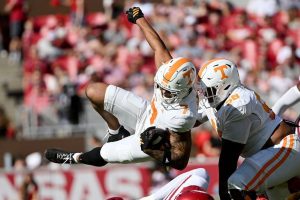 Tennessee Volunteers Rally Late To Defeat Arkansas Razorbacks 24 17 In Fayettevi