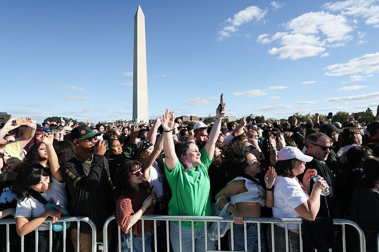 Turnstile Draws 60 000 To Free Benefit Concert On National Mall
