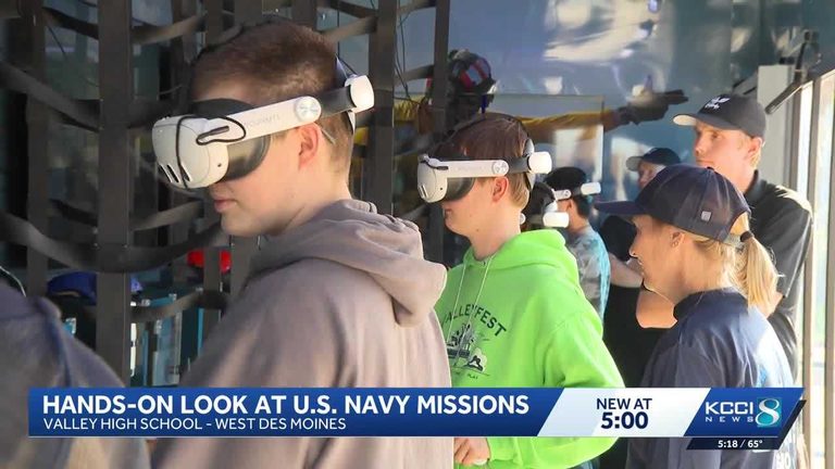 U S Navy Brings Mixed Reality Stem Recruiting Experience To Valley High School I