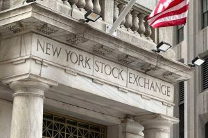 U S Stocks Tumble As Inflation Accelerates And Bond Yields Rise