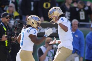 Ucla Beats Oregon 17 15 To Stay Unbeaten After Turnover Filled Battle