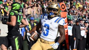 Ucla Bruins Defeat Oregon Ducks 17 15 In Eugene To Stay Unbeaten