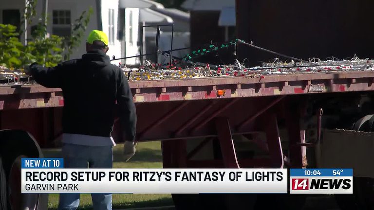 Volunteers Unload Record 95 Light Displays For Ritzy S Fantasy Of Lights In Evan