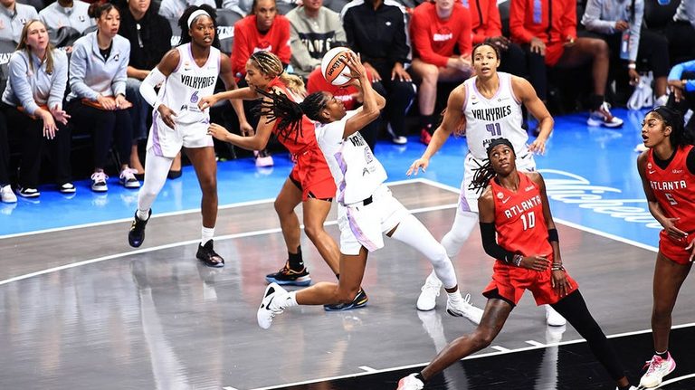 Wnba Finals Game 6 Sees Dream And Valkyries Leave Court For Anthem
