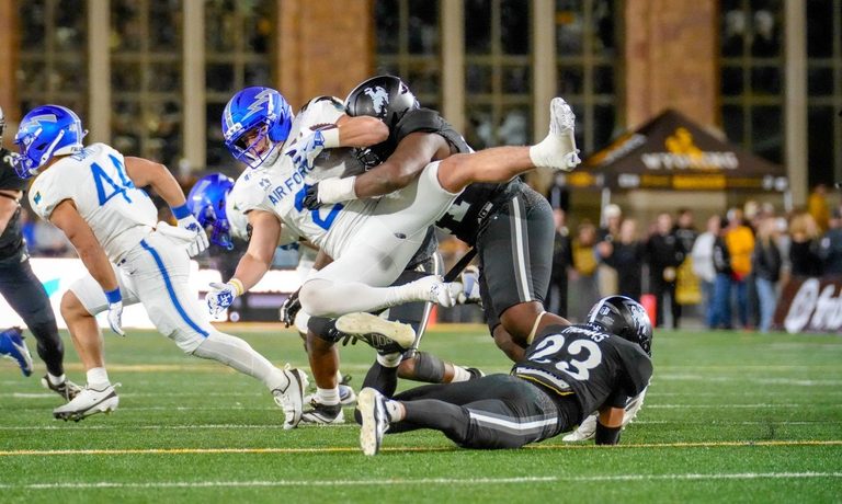 Wyoming Cowboys Defeat Air Force 28 14 Strengthen Hold On Mountain West